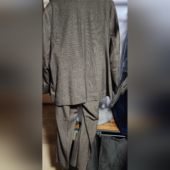 Women's Classic Suit - Picture 4 of 5